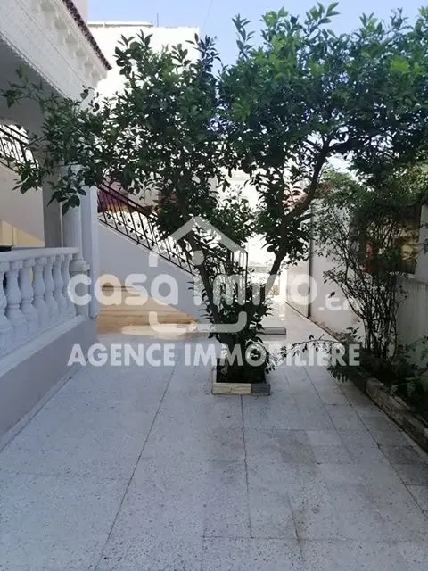 A louer rdc de villa S+4 à Bir Tarraz Rades