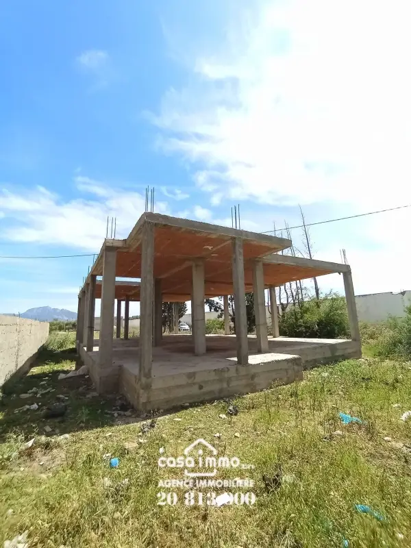Villa sur un terrain de 400 m2 en cours de construction