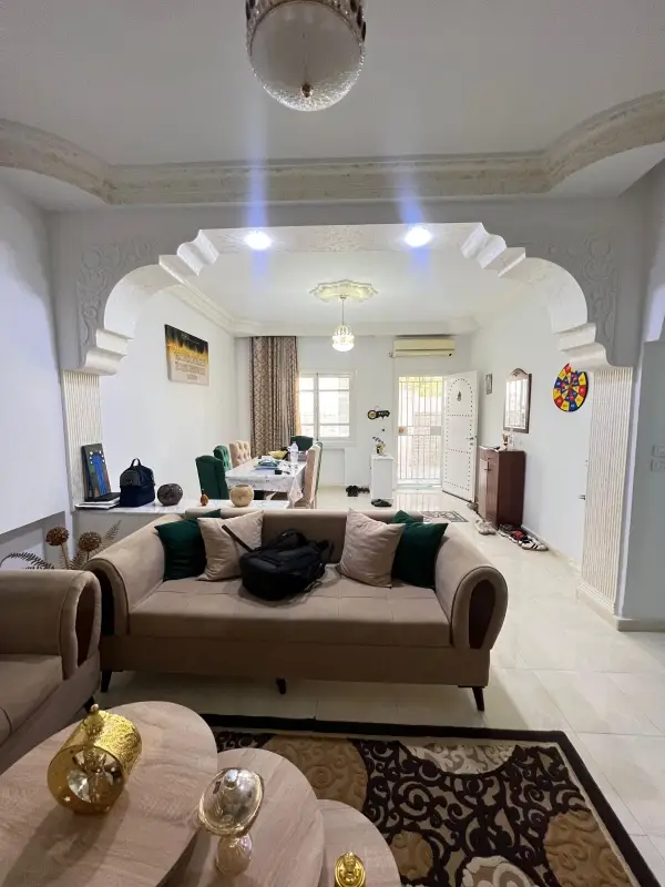 A VENDRE ETAGE DE VILLA RDC S+3 AVEC TERRASSE ET CAFETERIA
